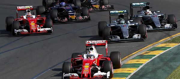 Ferrari F1 driver Sebastian Vettel leads the pack during the start of the Australian Formula One Grand Prix in Melbourne - Sputnik International