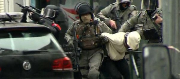 In this framegrab taken from VTM, armed police officers escort Salah Abdeslam to a police vehicle during a raid in the Molenbeek neighborhood of Brussels, Belgium, Friday March 18, 2016 In this framegrab taken from VTM, armed police officers escort Salah Abdeslam to a police vehicle during a raid in the Molenbeek neighborhood of Brussels, Belgium, Friday March 18, 2016 - Sputnik International