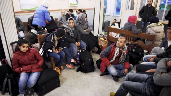 Iraqi refugees wait for a train to Helsinki at Kemi railway station in northwestern Finland Iraqi refugees wait for a train to Helsinki at Kemi railway station in northwestern Finland - Sputnik International