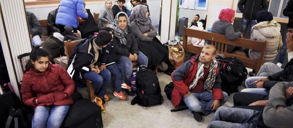 Iraqi refugees wait for a train to Helsinki at Kemi railway station in northwestern Finland, on September 17, 2015 - Sputnik International