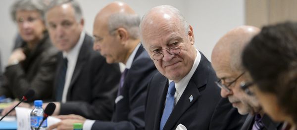U.N. Special Envoy for Syria Staffan de Mistura (3rd R) looks at members of his staff at the opening of a meeting with Syrian government representatives during Syrian Peace talks at the United Nations in Geneva, Switzerland, March 24, 2016 - Sputnik International