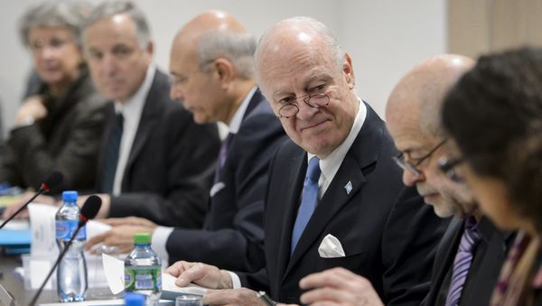 U.N. Special Envoy for Syria Staffan de Mistura (3rd R) looks at members of his staff at the opening of a meeting with Syrian government representatives during Syrian Peace talks at the United Nations in Geneva, Switzerland, March 24, 2016 - Sputnik International