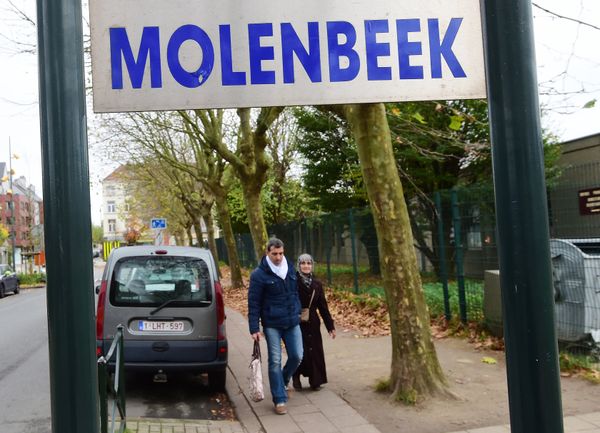 People make their way in the vicinity of a police intervention to arrest people in connection with the deadly attacks inParis, in Brussels' Molenbeek district, on November 15, 2015. - Sputnik International