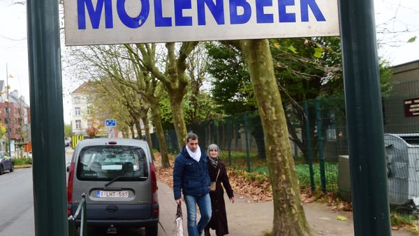 People make their way in the vicinity of a police intervention to arrest people in connection with the deadly attacks inParis, in Brussels' Molenbeek district, on November 15, 2015. People make their way in the vicinity of a police intervention to arrest people in connection with the deadly attacks inParis, in Brussels' Molenbeek district, on November 15, 2015. - Sputnik International