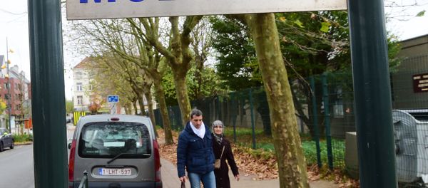 People make their way in the vicinity of a police intervention to arrest people in connection with the deadly attacks inParis, in Brussels' Molenbeek district, on November 15, 2015. People make their way in the vicinity of a police intervention to arrest people in connection with the deadly attacks inParis, in Brussels' Molenbeek district, on November 15, 2015. - Sputnik International