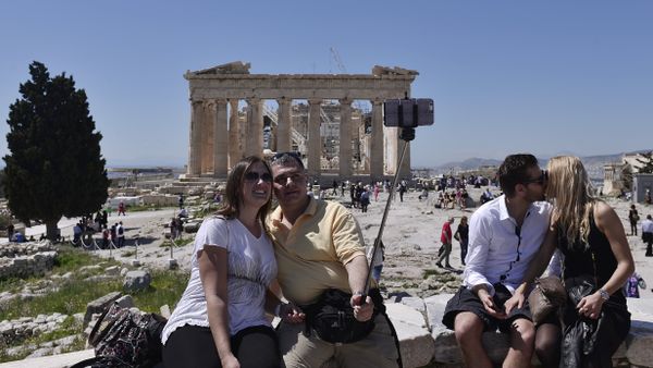 Tourists take pictures while visiting the Acropolis in Athens on April 3, 2015 - Sputnik International