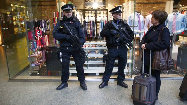A passenger chats to armed police officers on patrol after Eurostar trains to Brussels were cancelled at St Pancras station in central London, Britain. A passenger chats to armed police officers on patrol after Eurostar trains to Brussels were cancelled at St Pancras station in central London, Britain. - Sputnik International
