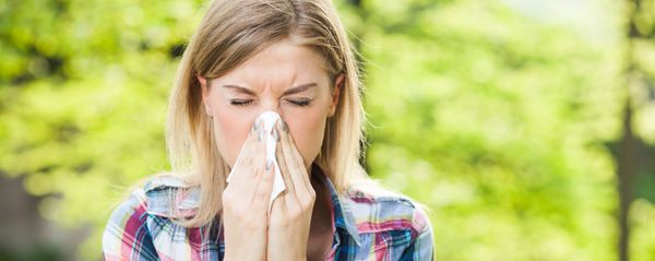 Woman with allergy symptom blowing nose. - Sputnik International