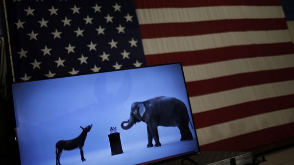 The mascots of the Democratic and Republican parties, a donkey for the Democrats and an elephant for the GOP, are seen on a video screen at Democratic U.S. presidential candidate Hillary Clinton's campaign rally in Cleveland, Ohio March 8, 2016 - Sputnik International