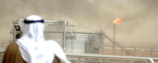An employee of the Kuwait Oil Company (KOC) looks at 25 January 2005 the Gathering Center No.15 of al-Rawdatain field, 100 kms north of Kuwait City An employee of the Kuwait Oil Company (KOC) looks at 25 January 2005 the Gathering Center No.15 of al-Rawdatain field, 100 kms north of Kuwait City - Sputnik International