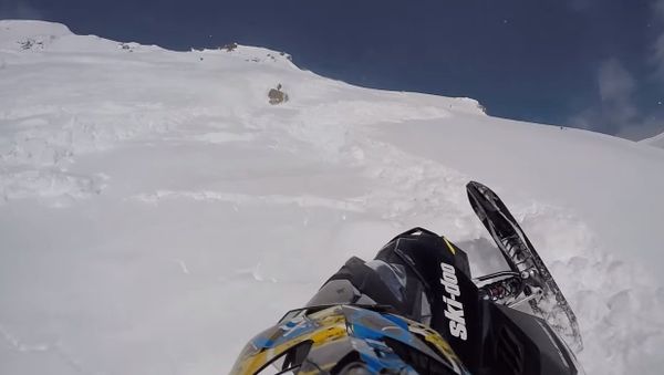 Surviving a big Avalanche while snowmobiling. - Sputnik International
