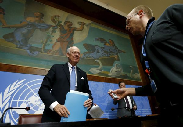 U.N. mediator for Syria, Staffan de Mistura (L) talks with Reuters journalist Tom Miles after a news conference at the end of the Syria peace talks at the United Nations in Geneva, Switzerland, March 24, 2016 - Sputnik International
