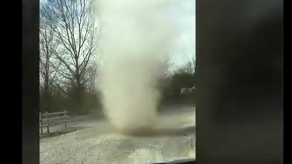 Incredible moment a 'dust devil' surges through carpark. - Sputnik International