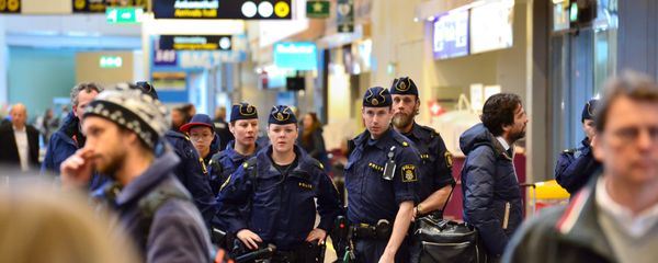 Swedish policemen patrol the Arlanda airport outside Stockholm, Sweden March 22, 2016. - Sputnik International