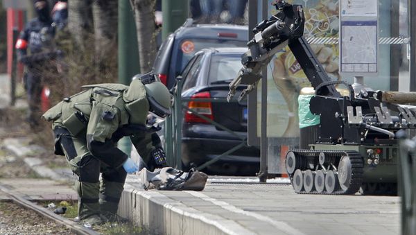 Police use a robotic device as they take part in a search in the Brussels borough of Schaerbeek following Tuesday's bombings in Brussels, Belgium Police use a robotic device as they take part in a search in the Brussels borough of Schaerbeek following Tuesday's bombings in Brussels, Belgium - Sputnik International