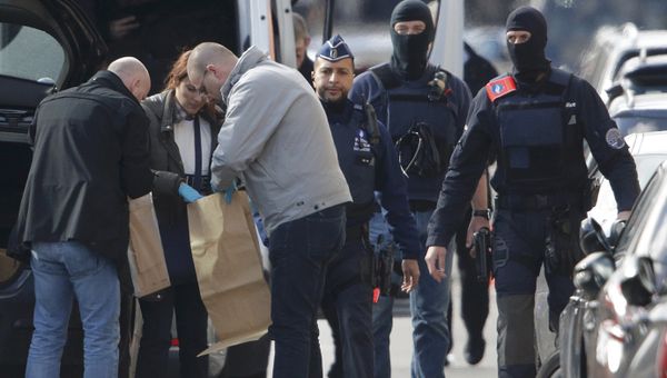 Police look at bags of evidence material during a search in the Brussels borough of Schaerbeek following Tuesday's bombings in Brussels, Belgium, March 25, 2016. - Sputnik International