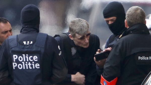 Police take part in a search in the Brussels borough of Schaerbeek following Tuesday's bombings in Brussels, Belgium, March 25, 2016. - Sputnik International