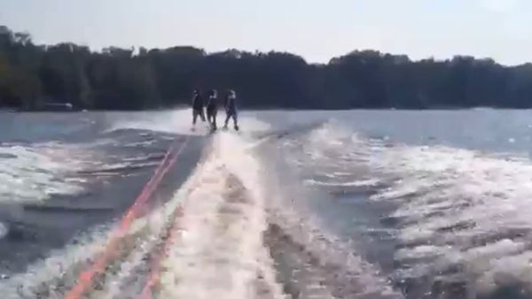 Guys make human pyramid waterskiing - Sputnik International