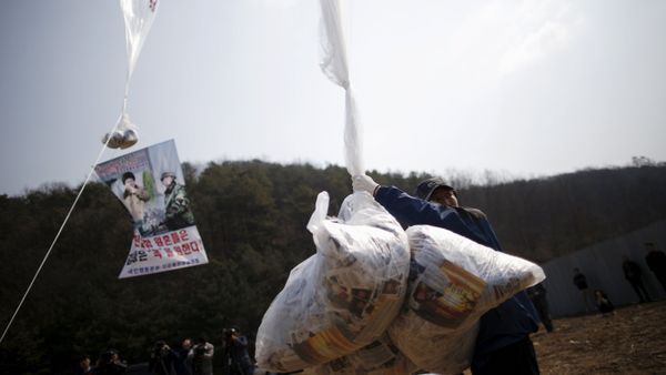 Park Sang-Hak, a North Korean defector living in the South and leader of an anti-North Korea civic group, holds a balloon containing leaflets denouncing North Korean leader Kim Jong Un, near the demilitarized zone separating the two Koreas in Paju, South Korea, March 26, 2016, on the sixth anniversary of the sinking of the naval ship Cheonan. - Sputnik International
