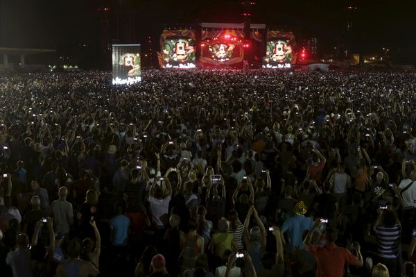 Fans take photographs with their mobile phones before a free outdoor concert by the Rolling Stones at Ciudad Deportiva de la Habana sports complex in Havana, Cuba March 25, 2016. - Sputnik International