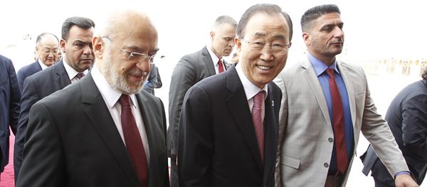 United Nations Secretary-General Ban Ki-moon (C) walks with Iraqi Foreign Minister Ibrahim al-Jaafari after arriving at Baghdad International Airport, Iraq March 26, 2016. United Nations Secretary-General Ban Ki-moon (C) walks with Iraqi Foreign Minister Ibrahim al-Jaafari after arriving at Baghdad International Airport, Iraq March 26, 2016. - Sputnik International