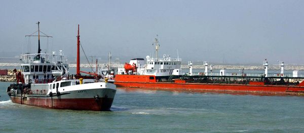 An Iranian oil tanker is seen floating on the Caspian Sea - Sputnik International