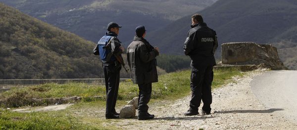 Police officers look towards the Macedonian mountain village of Gosince from a police check point set near the northern Macedonian border with Kosovo. (File) - Sputnik International