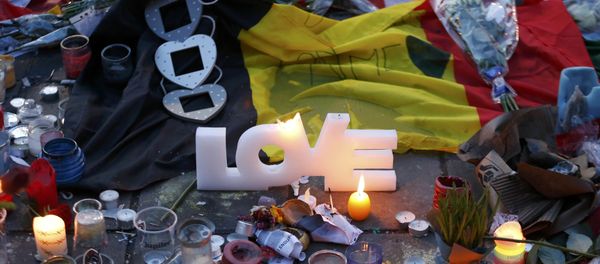 Candles and a flag are seen at the Place de la Bourse as people pay tribute to the victims of Tuesday's bomb attacks in Brussels, Belgium, March 25, 2016. Candles and a flag are seen at the Place de la Bourse as people pay tribute to the victims of Tuesday's bomb attacks in Brussels, Belgium, March 25, 2016. - Sputnik International