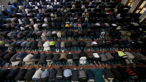 Men take part in prayers at the 7,000 worshipper capacity East London Mosque in east London, the largest mosque in the United Kingdom - Sputnik International