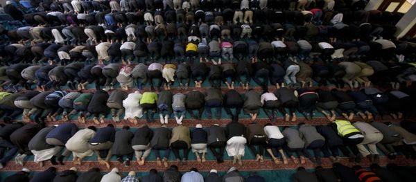 Men take part in prayers at the 7,000 worshipper capacity East London Mosque in east London, the largest mosque in the United Kingdom - Sputnik International
