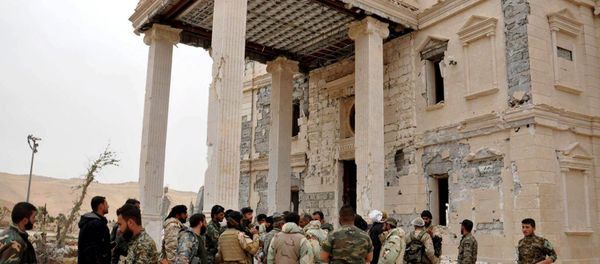 Forces loyal to Syria's President Bashar al-Assad gather at a palace complex on the western edge of Palmyra in this picture provided by SANA on March 24, 2016. Forces loyal to Syria's President Bashar al-Assad gather at a palace complex on the western edge of Palmyra in this picture provided by SANA on March 24, 2016. - Sputnik International