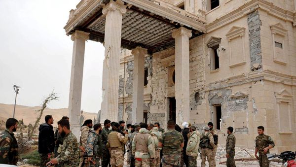 Forces loyal to Syria's President Bashar al-Assad gather at a palace complex on the western edge of Palmyra in this picture provided by SANA on March 24, 2016. Forces loyal to Syria's President Bashar al-Assad gather at a palace complex on the western edge of Palmyra in this picture provided by SANA on March 24, 2016. - Sputnik International