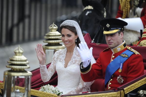 Britain's Prince William and his wife Kate, Duchess of Cambridge, wave as they travel in the 1902 State Landau carriage along the Processional Route to Buckingham Palace, in London, on April 29, 2011 Britain's Prince William and his wife Kate, Duchess of Cambridge, wave as they travel in the 1902 State Landau carriage along the Processional Route to Buckingham Palace, in London, on April 29, 2011 - Sputnik International