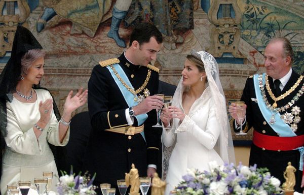 Spanish Crown Prince Felipe of Bourbon and his wife Princess of Asturias Letizia Ortiz toast next to Juan Carlos of Spain and Queen Sofia during the reception at the Royal Palace in Madrid 22 May 2004. Spanish Crown Prince Felipe of Bourbon and his wife Princess of Asturias Letizia Ortiz toast next to Juan Carlos of Spain and Queen Sofia during the reception at the Royal Palace in Madrid 22 May 2004. - Sputnik International
