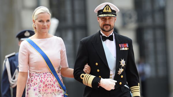 Crown Princess Mette-Marit of Norway (L) and Crown Prince Haakon of Norway arrive for the wedding of Sweden's Crown Prince Carl Philip and Sofia Hellqvist at Stockholm Palace on June 13, 2015. - Sputnik International