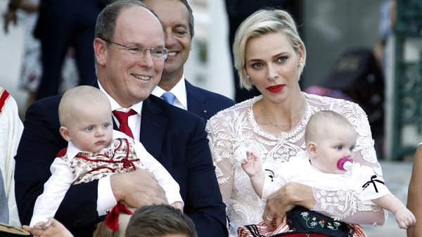 Prince Albert II and his wife Princess Charlene of Monaco arrive with their twins, Prince Jacques and Princess Gabriella, to take part in the traditional Pique Nique Monegasque (Monaco's picnic) in Monaco August 28, 2015. - Sputnik International