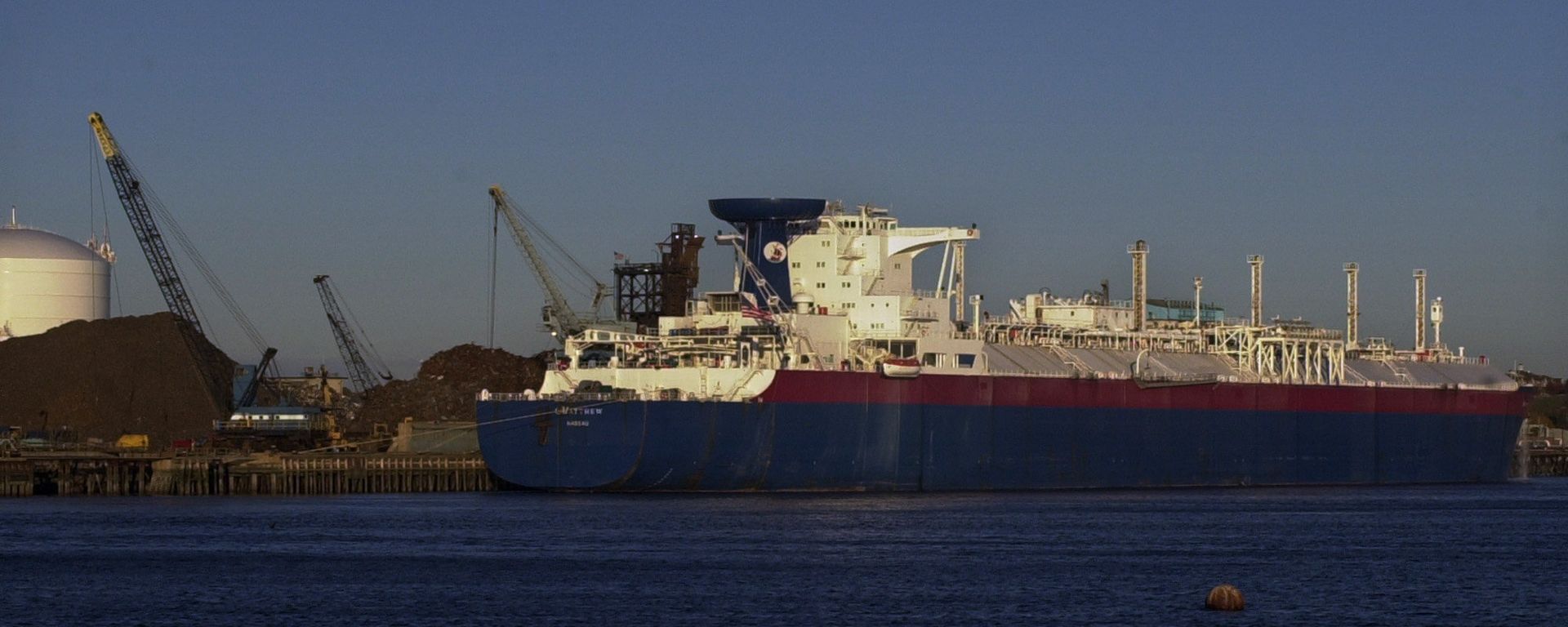 Matthew, a liquefied natural gas tanker, unloads its cargo of 33 million gallons of LNG in Everett, Massachusetts - Sputnik International, 1920, 27.07.2022