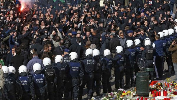 Right-wing demonstrators protest against the wave of terrorism in front of the old stock exchange in Brussels, Belgium - Sputnik International