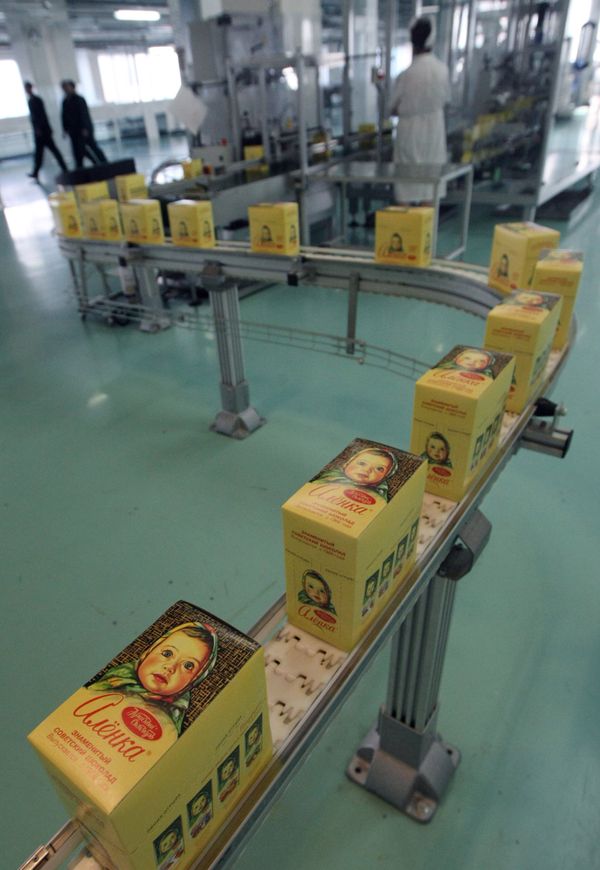 The chocolates packaging line in the production building of the Krasny Oktyabr factory - Sputnik International