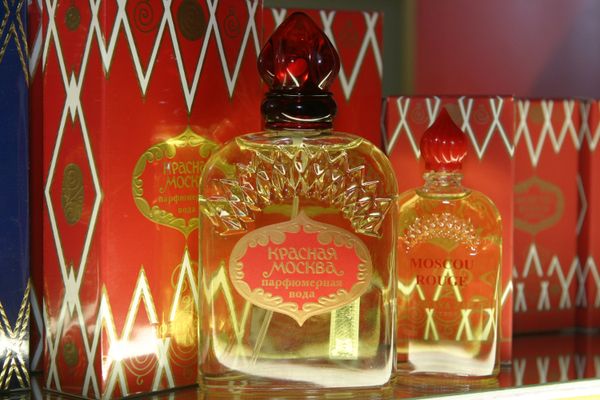 Perfume and toilet water Red Moscow produced by Novaya Zarya - Sputnik International