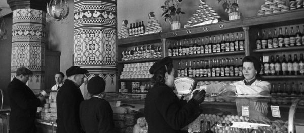 A food shop inside Ukraina Hotel in Moscow, 1958. (File) A food shop inside Ukraina Hotel in Moscow, 1958. (File) - Sputnik International