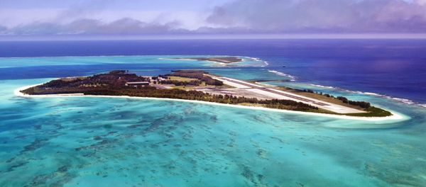 An aerial view of the 2.5 square mile Midway Atoll is shown June 5, 2002 file photo. - Sputnik International