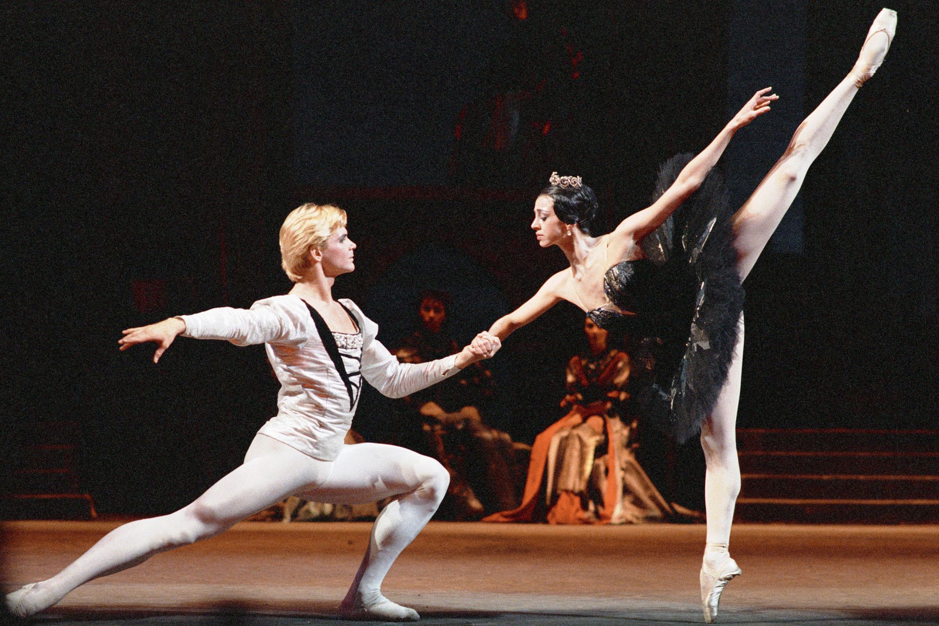 Merited Artist of the Russian SFSR Nina Ananiashvili as Odile and Merited Artist of the Russian SFSR Andris Liepa as Siegfried in the ballet Swan Lake by Pyotr Tchaikovsky - Sputnik International, 1920, 22.12.2022