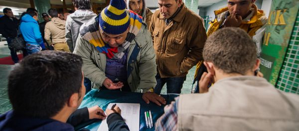 Refugee's register their names as they arrive to Stockholm central mosque - Sputnik International