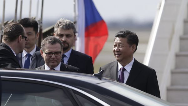 Czech Republic's Foreign Minister Lubomir Zaoralek (2nd L) welcomes Chinese President Xi Jinping at Prague, Czech Republic - Sputnik International