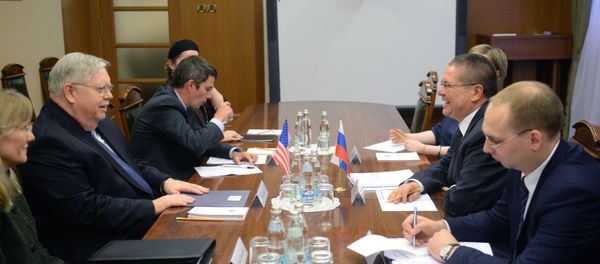 Russian Economic Development Minister Aleksei Ulyukaev meets with US Ambassador John Tefft - Sputnik International