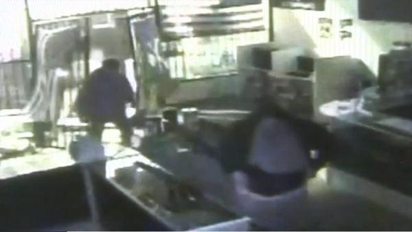 WATCH: Dozens of Guns Stolen in Seconds in Insane Crash-and-Grab - Sputnik International