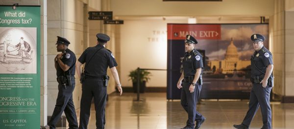 Capitol Police officers secure the Capitol Visitor's Center on Capitol Hill. - Sputnik International