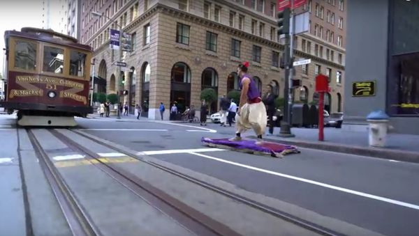 Man Rides Magic Carpet in San Francisco - Sputnik International