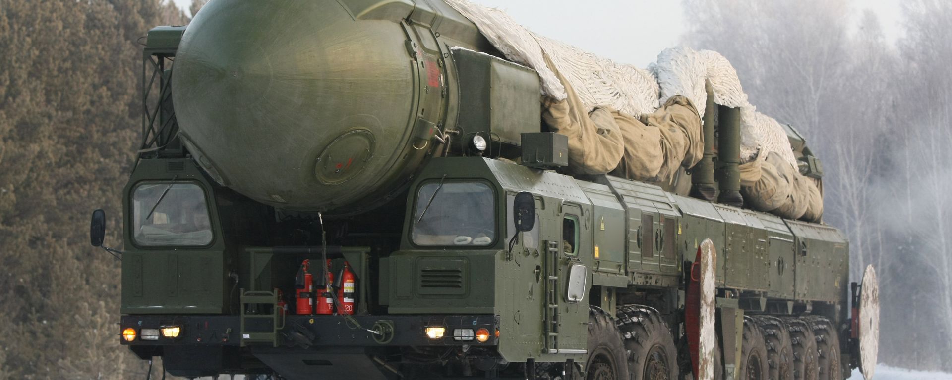 The RT-2PM Topol ballistic missile riding to the site of its permanent deployment with the Strategic Missile Forces of the Central Military District - Sputnik International, 1920, 08.08.2022